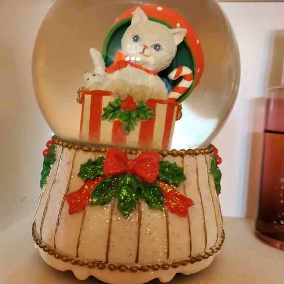 🥳 Host Pick 🥳 Vintage SF Music Box Christmas Kitten Snow Globe - Picture 5 of 5